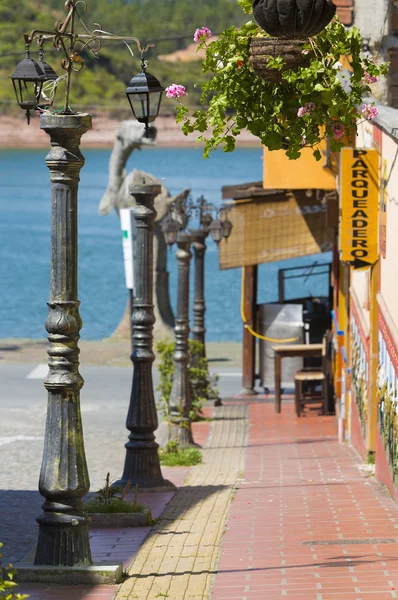 Felgekleurde straat in de stad van Guatape in Antioquia, Colombi — Stockfoto