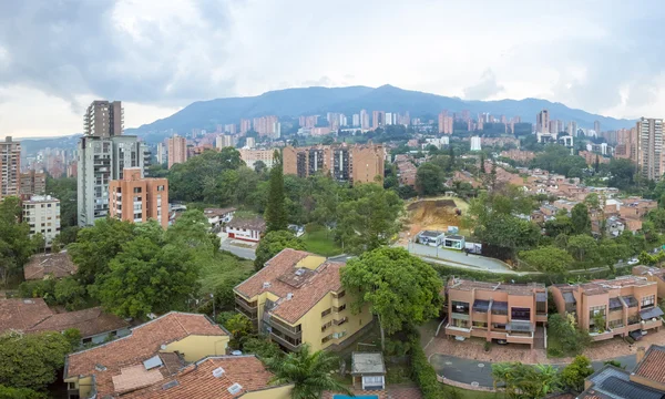 Luchtfoto uitzicht over Medellin stad binnen een woonwijk, — Stockfoto