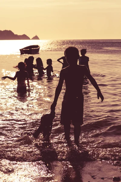 Günbatımı ve okyanus ve Plajı manzaralı, etiket çocuk silüeti — Stok fotoğraf