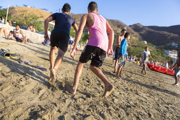 Tonåringar som spelar på stranden av Taganga i Colombia — Stockfoto