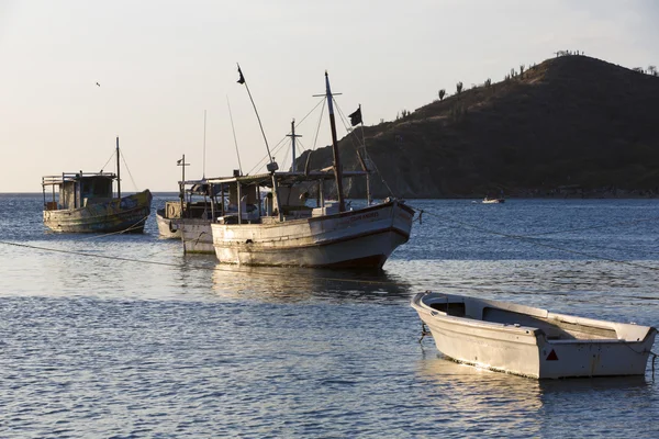 Barcos Fisher na baía de Taganga com pôr do sol — Fotografia de Stock