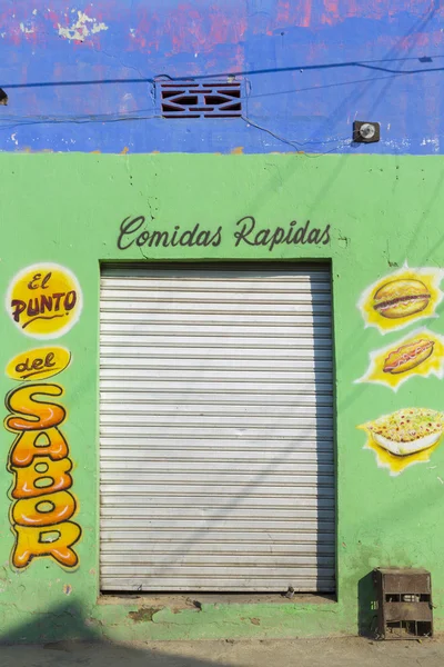 Barevné fastfood restaurace fasáda v Santa Marta, Kolumbie — Stock fotografie
