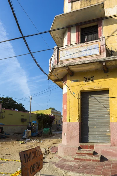 Koloniaal beschadigd gebouw in Santa Marta, Colombia — Stockfoto