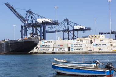 Tekneyi kıyıya santa marta için demir attı.