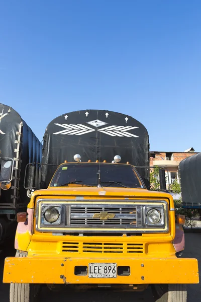 Vintage Chevrolet truck against blue sky in Santa Marta, Colombi — Stock Photo, Image