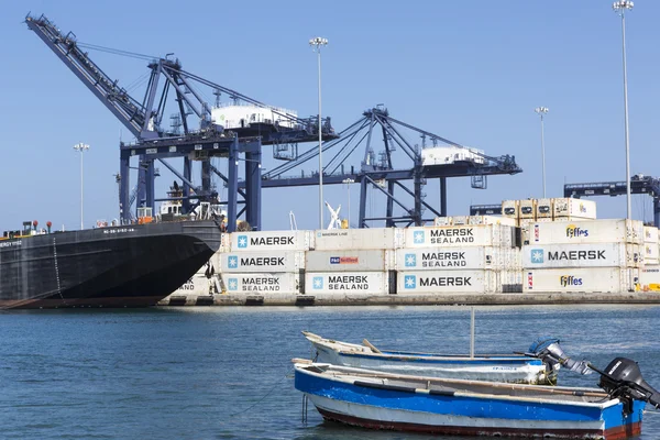 Boot verankerd aan de kust van santa marta — Stockfoto