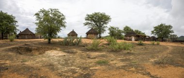 Etosha National Pa'ya yakın geleneksel kırsal Afrika Himba kulübeleri
