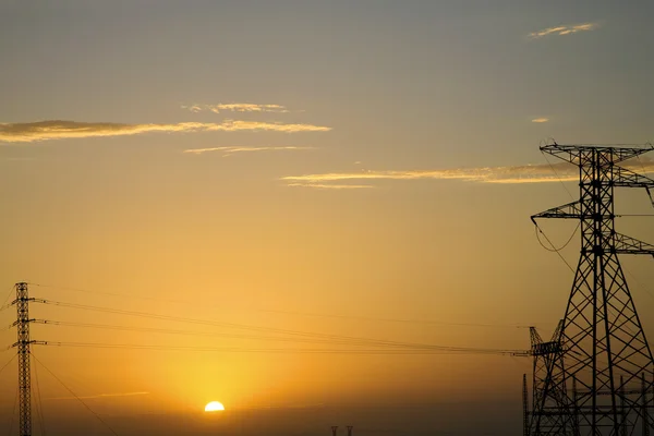 Silueta de estructuras de postes eléctricos de alta tensión en Namibia — Foto de Stock