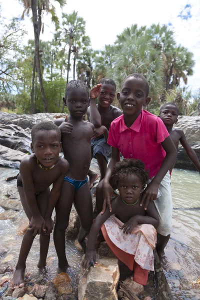 Himba barn ha roligt i floden vid Epupa Falls River, — Stockfoto