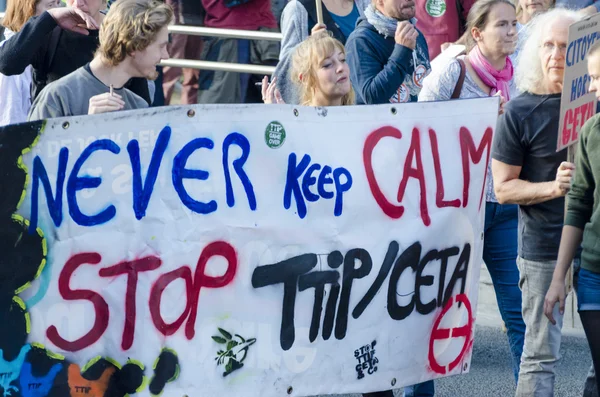 TTIP JOGO SOBRE o ativista em ação durante uma manifestação pública — Fotografia de Stock