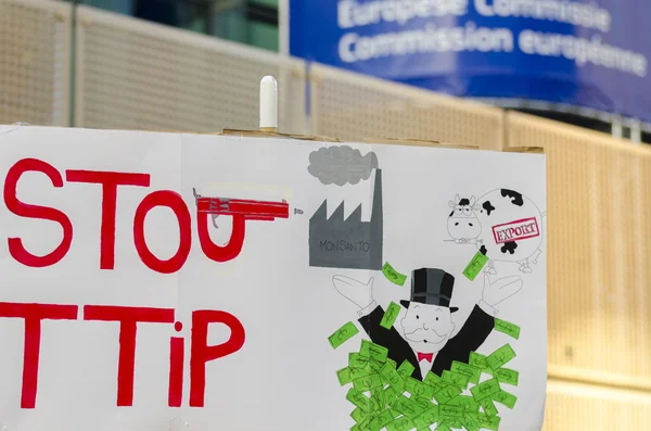 公共示威期间在布鲁塞尔 Ttip 游戏结束迹象. — 图库照片