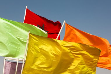 Bayraklar sallayarak mavi gökyüzü karşı Fas