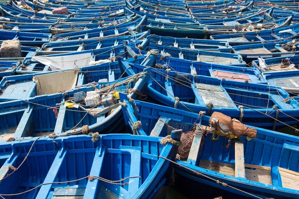 Blauwe vissersboten uitgelijnd in essaouira — Stockfoto