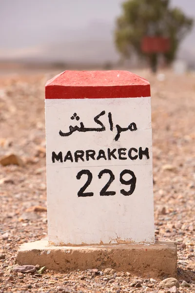 Droga znak na drodze do Marrakeszu w Maroku — Zdjęcie stockowe