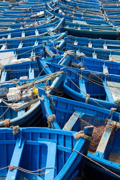 Blauwe vissersboten uitgelijnd in essaouira — Stockfoto
