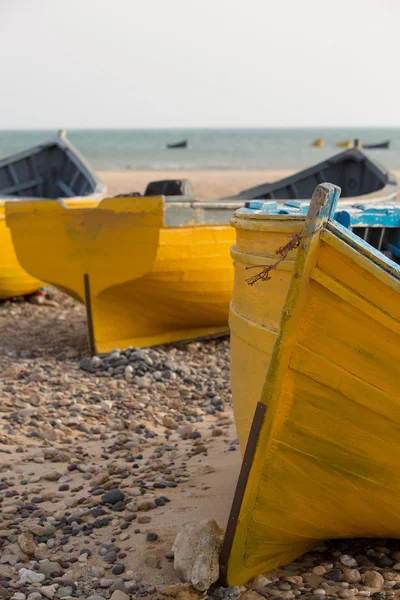 Bateaux de pêche jaunes sur la plage de Sidi Kaouki — Photo