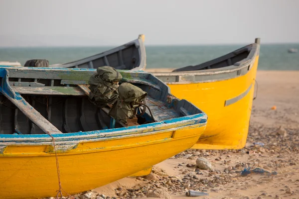 Due barche da pesca colorate sulla spiaggia di Sidi Kaouki — Foto Stock