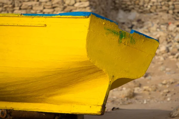 Detail barevné rybářské lodi na pláži sidi kaouki — Stock fotografie