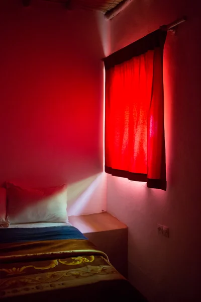 Autentica camera da letto marocchina in riad tradizionale con luce rossa — Foto Stock