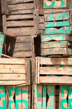 yığılmış eski ahşap kutular, morocco