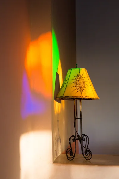 Lampe marocaine avec lumières colorées — Photo