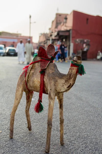 Jouet chameau avec tête cassée sur le marché libre à Marakesh — Photo