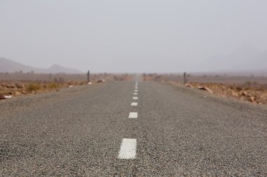 Fas 'ta, Afrika' da çölde düz yol.