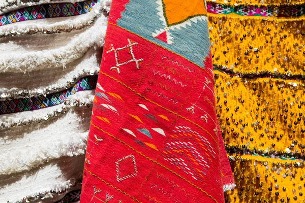 Красочные марокканские ковры на рынке — стоковое фото