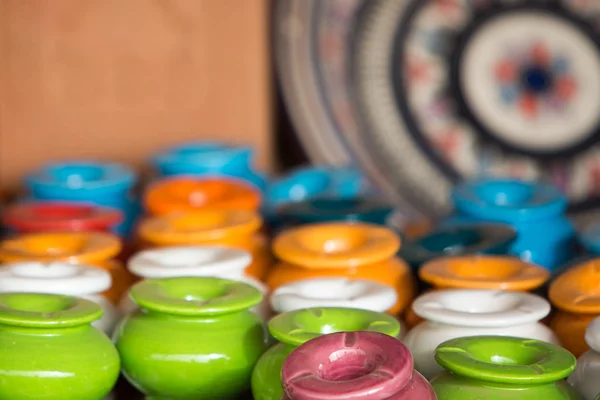 Small coloured ashtrays in souk in Marrakesh — Stok fotoğraf