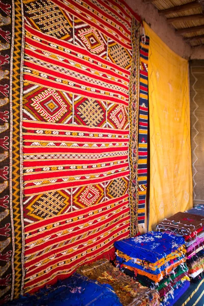 Tejidos orientales tradicionales en Ouarzazate, Marruecos — Foto de Stock