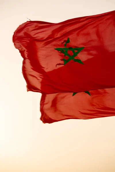 Два национальных флага Марокко над чистым небом окунают закат — стоковое фото