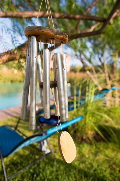 Un carillon eolico isolato su uno sfondo naturale . — Foto Stock