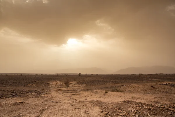 具威胁性的天空和摩洛哥撒哈拉沙漠的风 — 图库照片