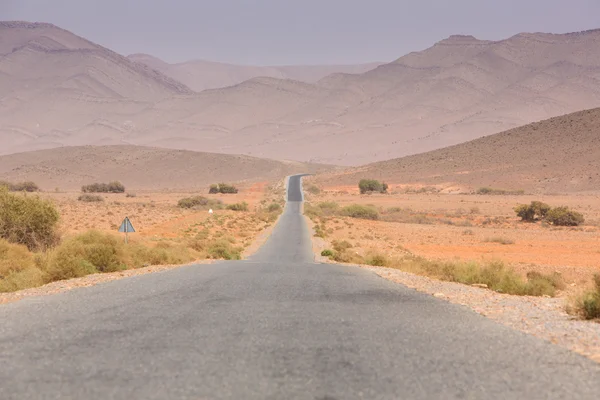 Camino recto a través del desierto en Marruecos, África — Foto de Stock