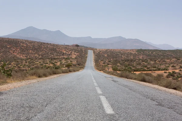 Strada dritta attraverso il deserto in Marocco, Africa — Foto Stock