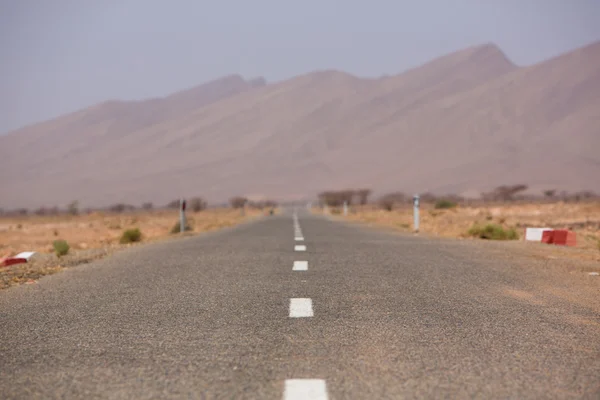 Strada dritta attraverso il deserto in Marocco, Africa — Foto Stock