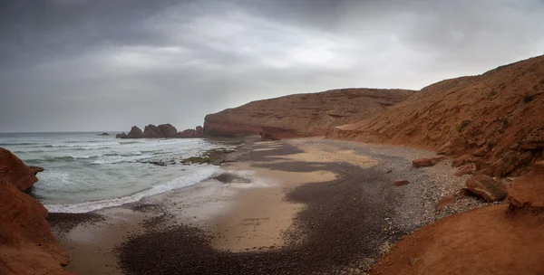 Dzikiej plaży na wybrzeżu legzira z klifów w południowej części Maroka — Zdjęcie stockowe