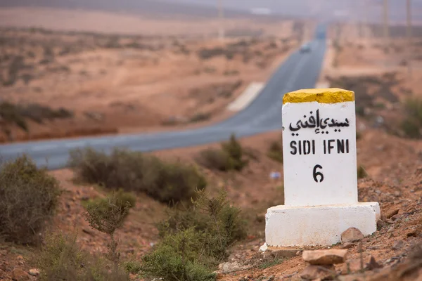 Ünlü beyaz ve sarı yol levhası, morocco — Stok fotoğraf