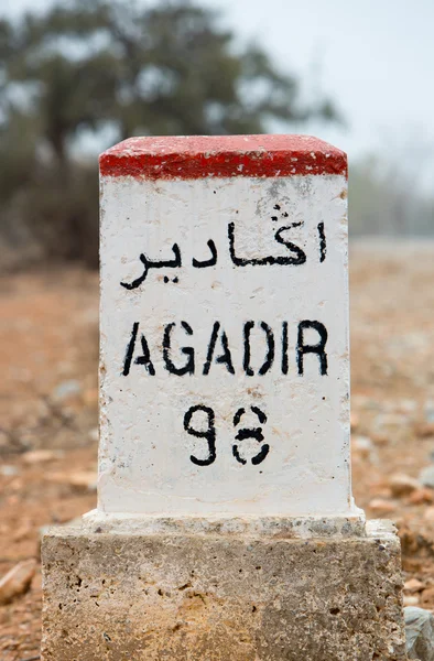 Berühmtes weißes und rotes Straßenschild, Marokko — Stockfoto