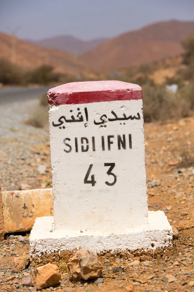 Famoso cartello stradale bianco e giallo, Marocco — Foto Stock