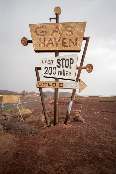 Signo de gas abandonado en el desierto —  Fotos de Stock