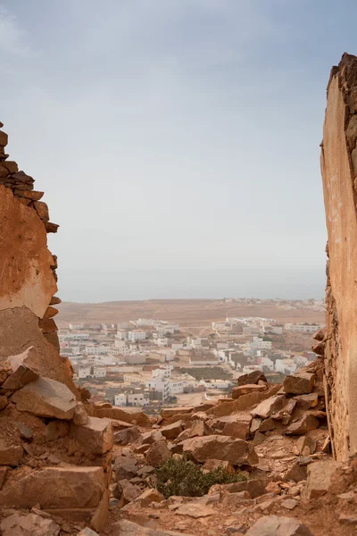 Mirleft through a broken wall of old colonial fort — Stock Photo, Image