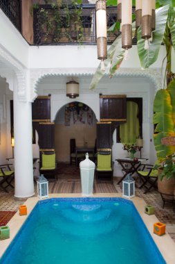geleneksel Yüzme Havuzu ile klasik Fas riad iç