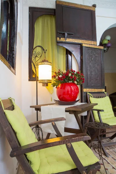 Klassieke Marokkaanse riad interieur met traditionele meubels — Stockfoto