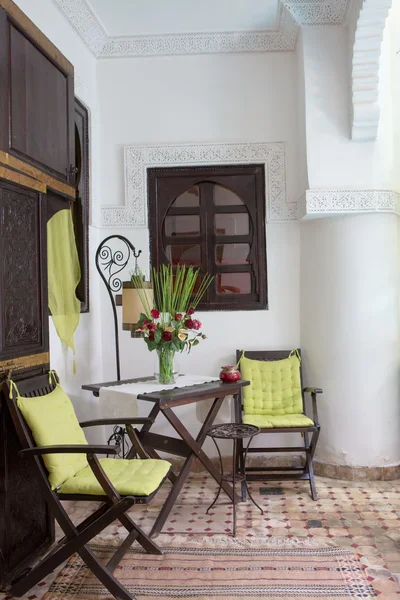 Interior riad marroquino clássico com mobílias tradicionais — Fotografia de Stock
