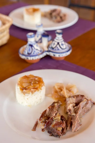 Cordero y cebolla sobre arroz — Foto de Stock