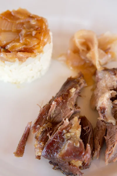 Cordeiro e cebolas em arroz — Fotografia de Stock