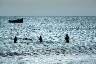 Genç grup insan okyanusta eğleniyor