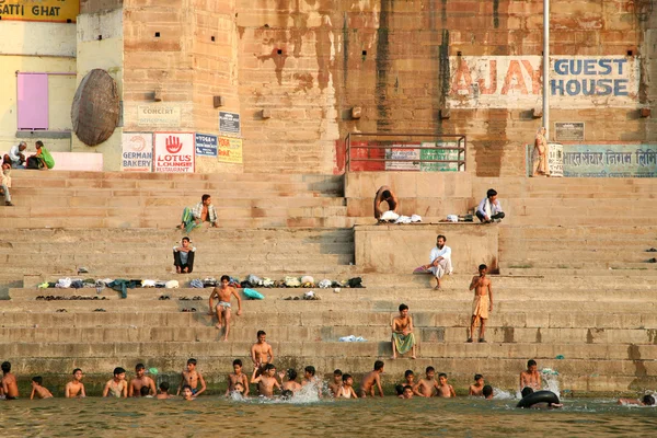 Hinduiska pilgrimer ta bad och be i Indien — Stockfoto