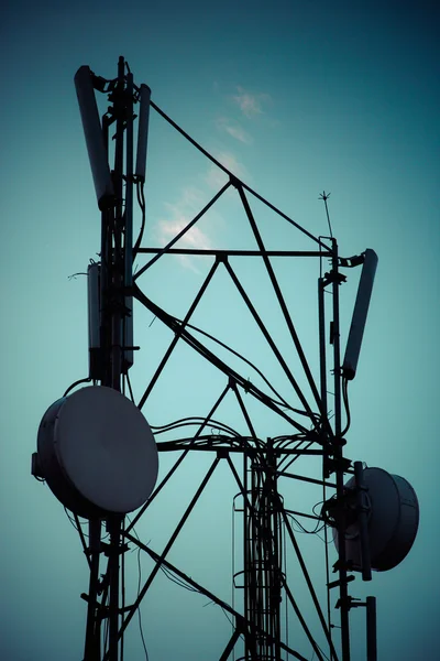 Telecommunication radiosände står hög — Stockfoto